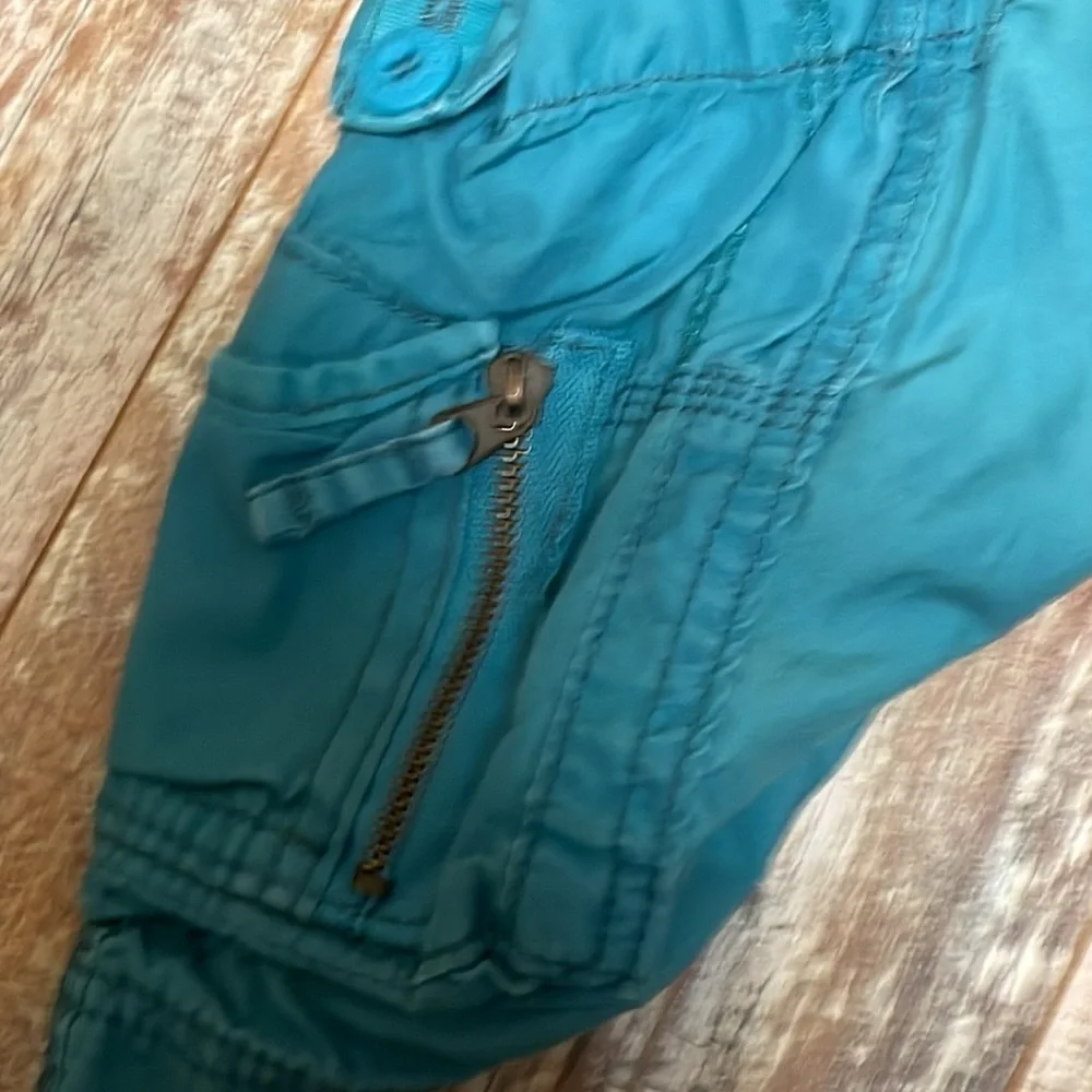 UNIONBAY has zipper